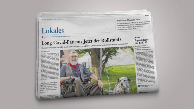 Eine Zeitung bringt einen Artikel auf der Titelseite über einen Mann mit langem COVID, der mit einem Dalmatinerhund im Rollstuhl im Freien sitzt. Die Schlagzeile lautet: "Long-Covid-Patient: Jetzt der Rollstuhl?" (Jetzt der Rollstuhl?).