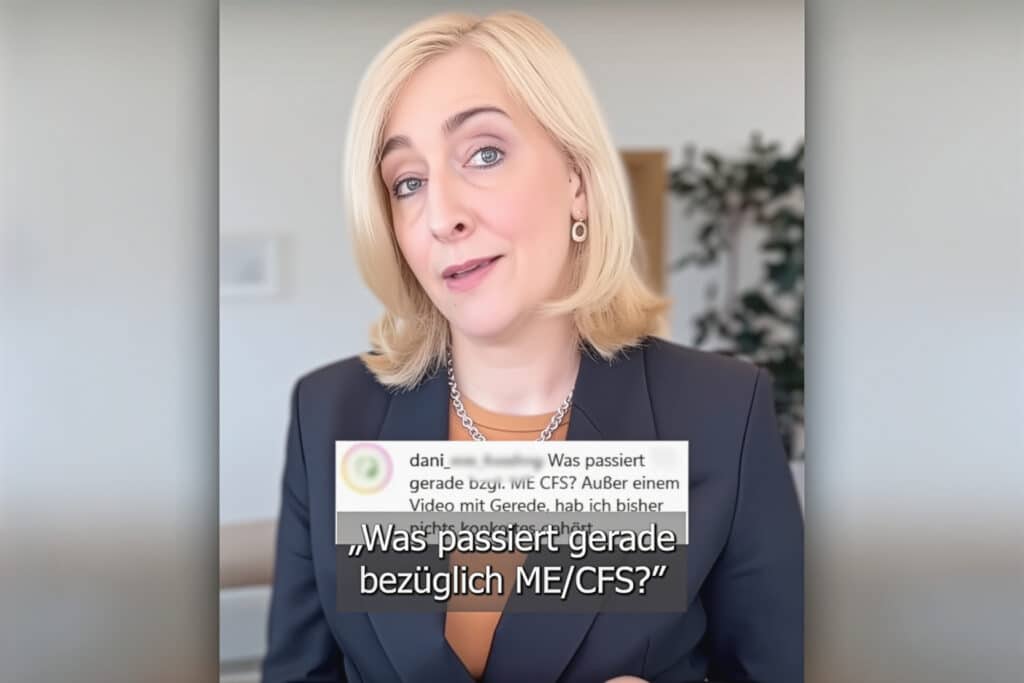 Eine Frau mit blonden Haaren und einem Blazer spricht in einem gut beleuchteten Raum. Der eingeblendete Text auf Deutsch lautet: "Was passiert gerade bezüglich ME/CFS?" Ein verschwommener Kommentar ist ebenfalls auf dem Bild zu sehen.
