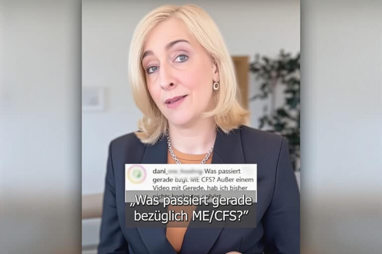 Eine Frau mit blonden Haaren und einem Blazer spricht in einem gut beleuchteten Raum. Der eingeblendete Text auf Deutsch lautet: "Was passiert gerade bezüglich ME/CFS?" Ein verschwommener Kommentar ist ebenfalls auf dem Bild zu sehen.