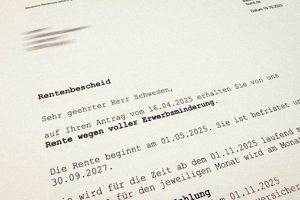 Ein deutsches Rentenbewilligungsschreiben, aus dem hervorgeht, dass der Empfänger ab dem 1. Mai 2025 eine Erwerbsminderungsrente wegen voller Erwerbsminderung erhält, wobei der wichtigste Text in Fettdruck hervorgehoben ist.