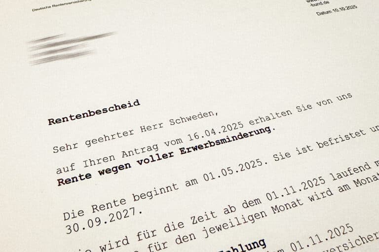 Ein deutsches Rentenbewilligungsschreiben, aus dem hervorgeht, dass der Empfänger ab dem 1. Mai 2025 eine Erwerbsminderungsrente wegen voller Erwerbsminderung erhält, wobei der wichtigste Text in Fettdruck hervorgehoben ist.