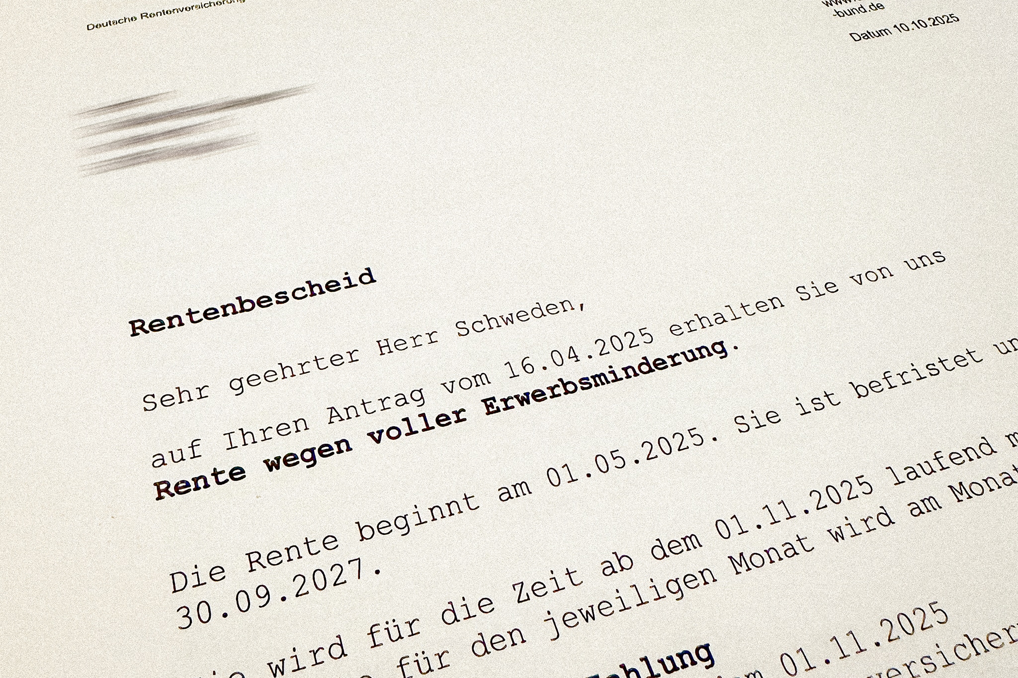 Ein deutsches Rentenbewilligungsschreiben, aus dem hervorgeht, dass der Empfänger ab dem 1. Mai 2025 eine Erwerbsminderungsrente wegen voller Erwerbsminderung erhält, wobei der wichtigste Text in Fettdruck hervorgehoben ist.